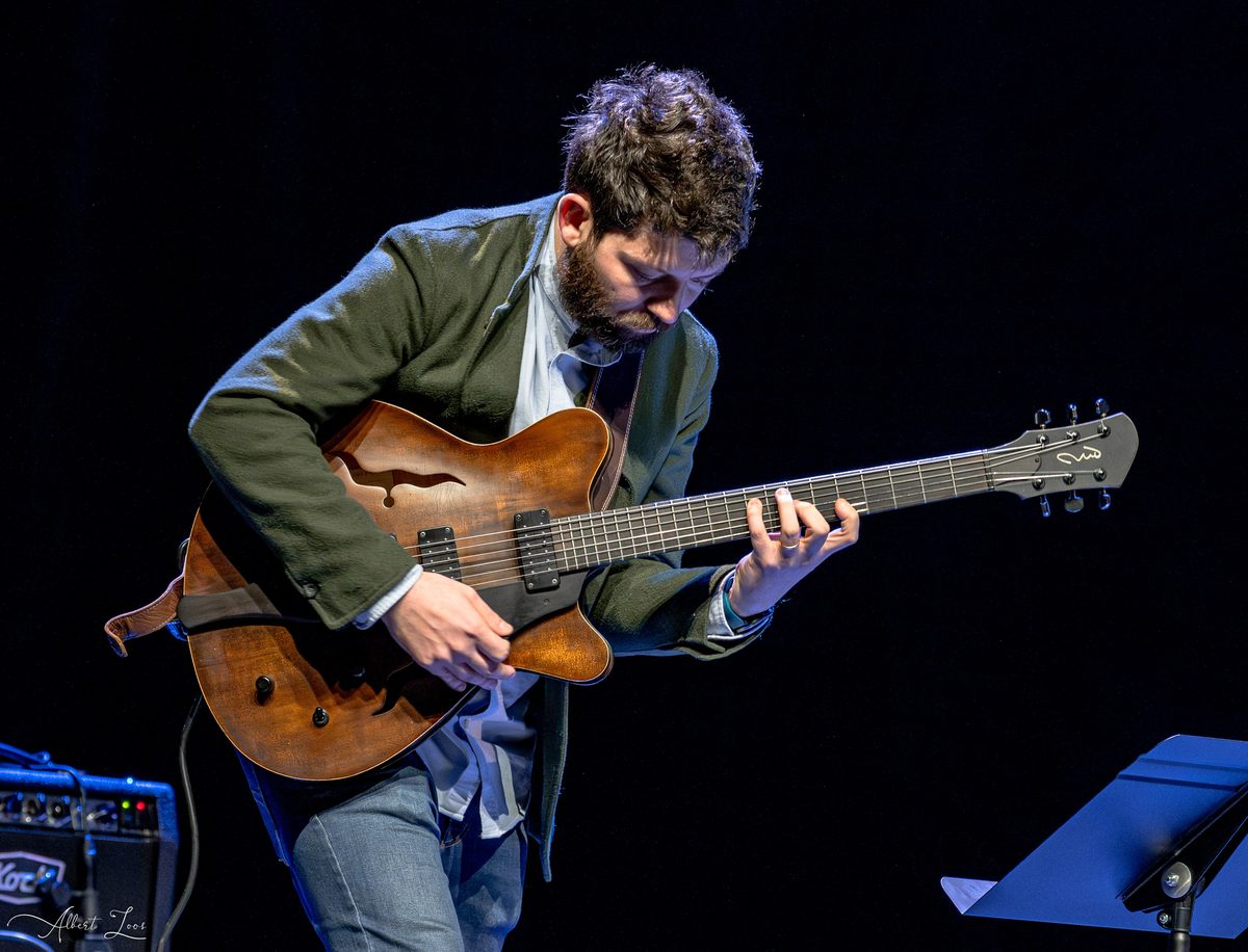 Gabriele di Franco playing guitar at Pelt Jazz