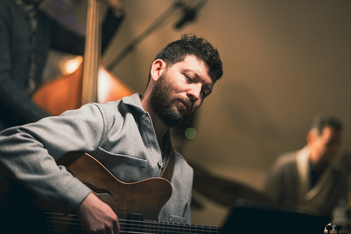 Gabriele di Franco playing guitar with his band