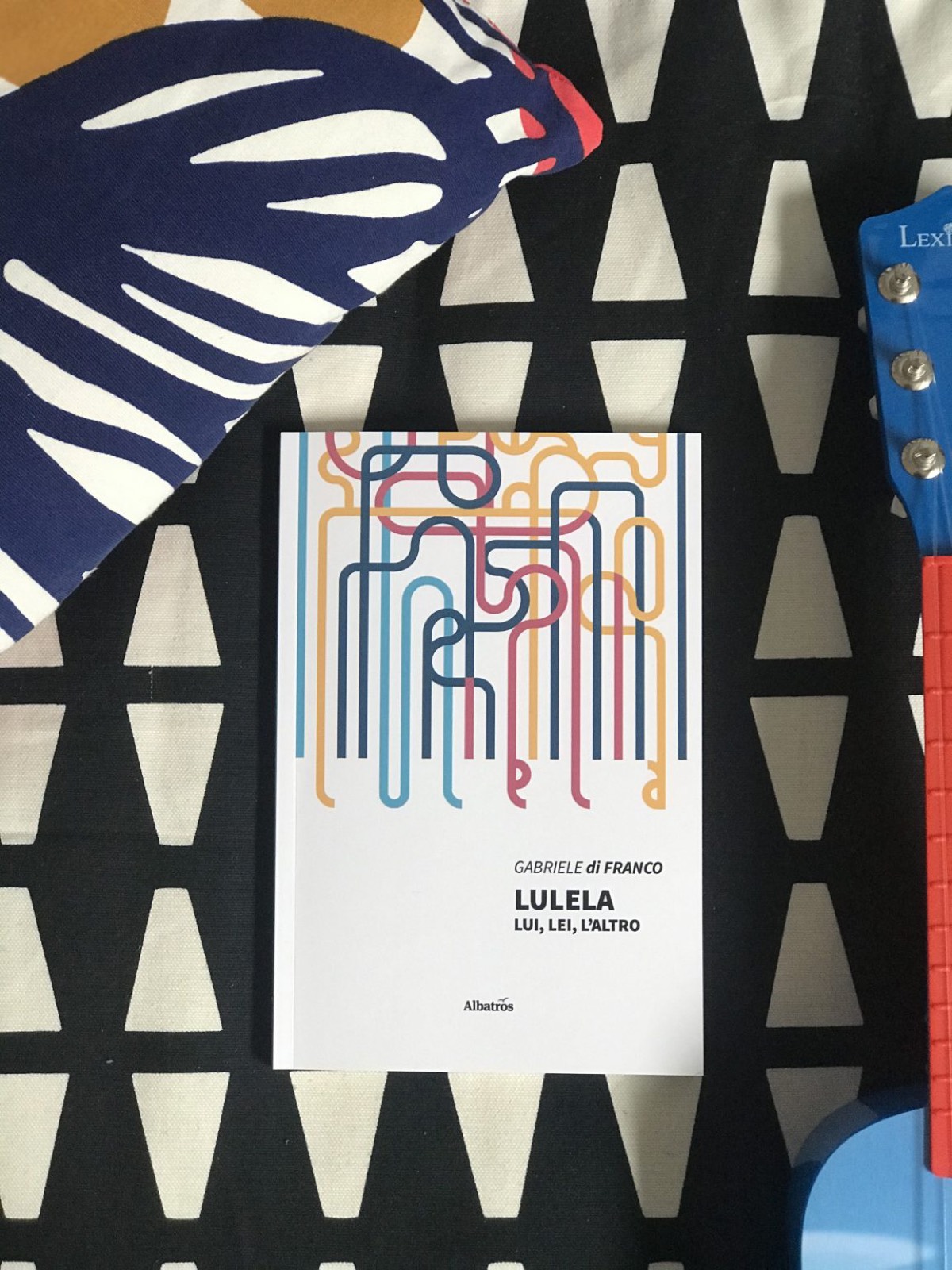 The book LULELA, Lui, Lei, L'altro, published by Albatros